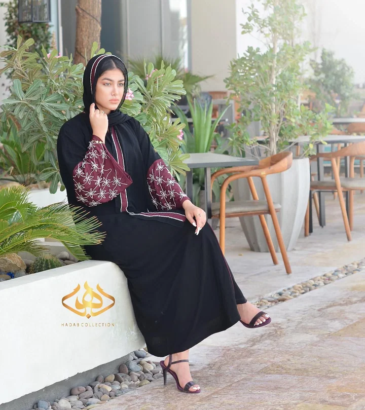 عباية بتفاصيل خرز — 043