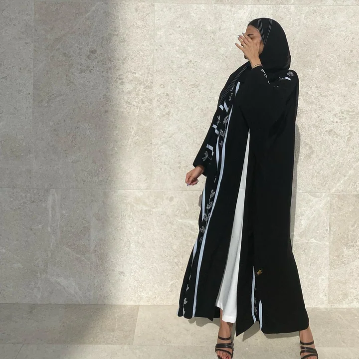 عباية بتفاصيل خرز — BLC005