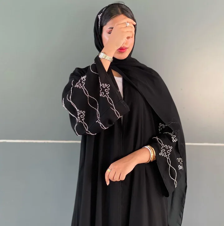 عباية بتفاصيل خرز — BLC008
