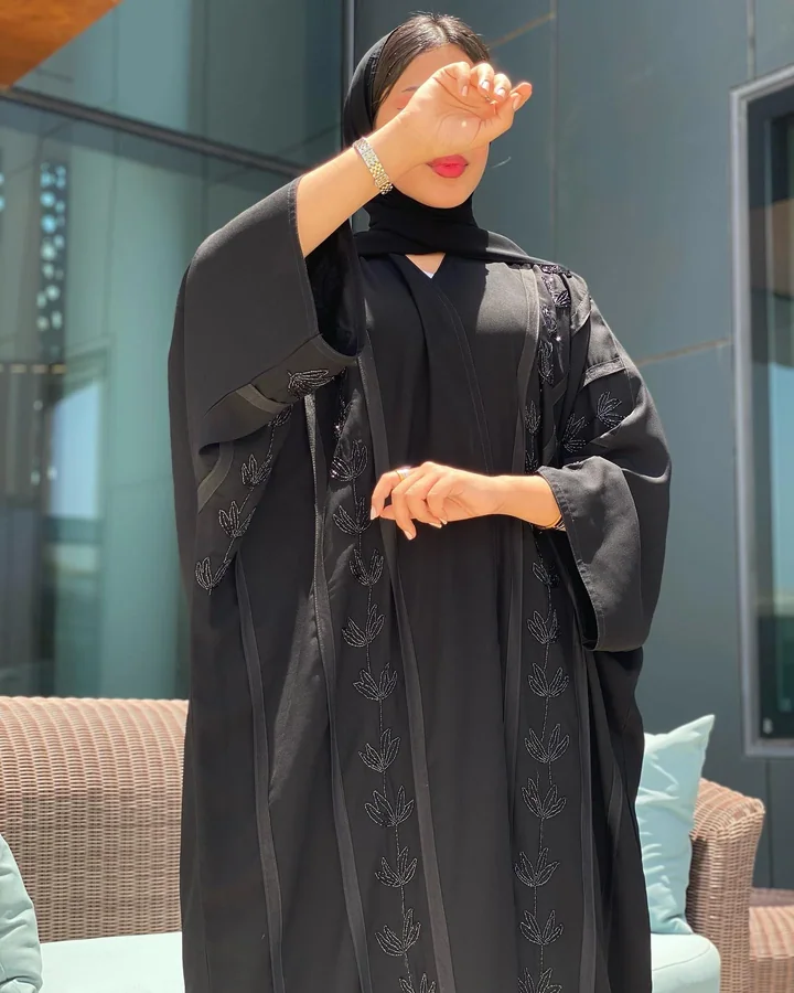 عباية بتفاصيل خرز — BLC009