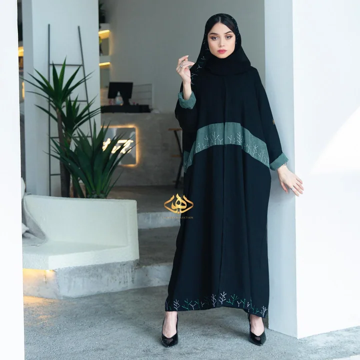 عباية كريب مطرّزة — E&W003
