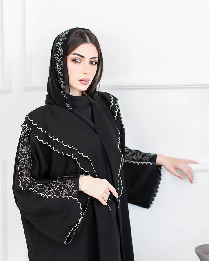 عباية كريب مطرّزة — HDB084