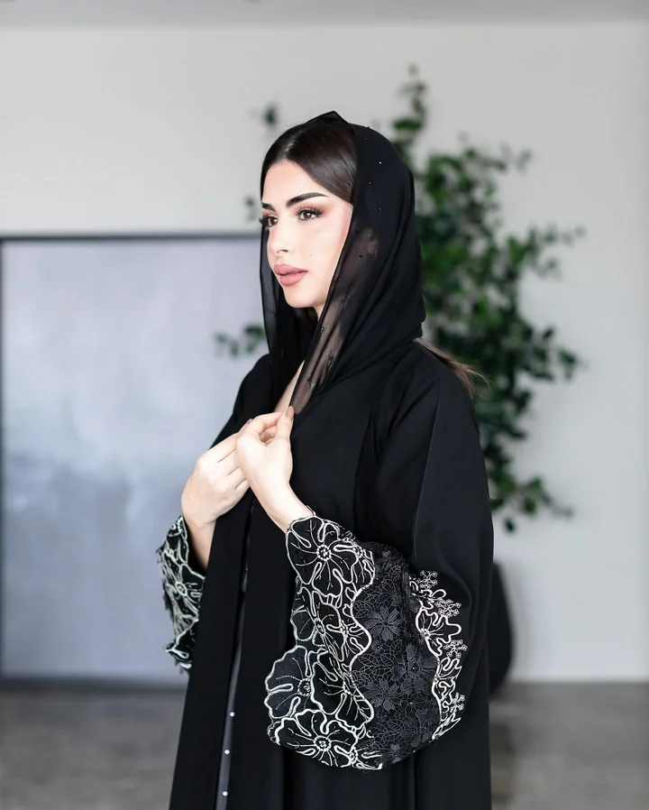 عباية كريب مطرّزة — HDB093