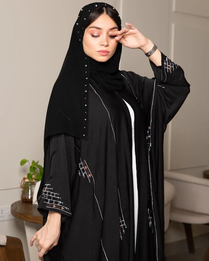 عباية كريب مطرّزة — HELLO008