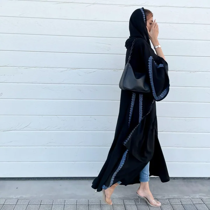 عباية مطرّزة — HELLO010