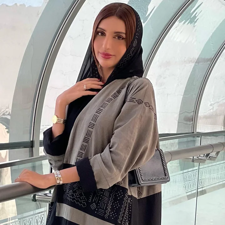 عباية مطرّزة — HELLO011
